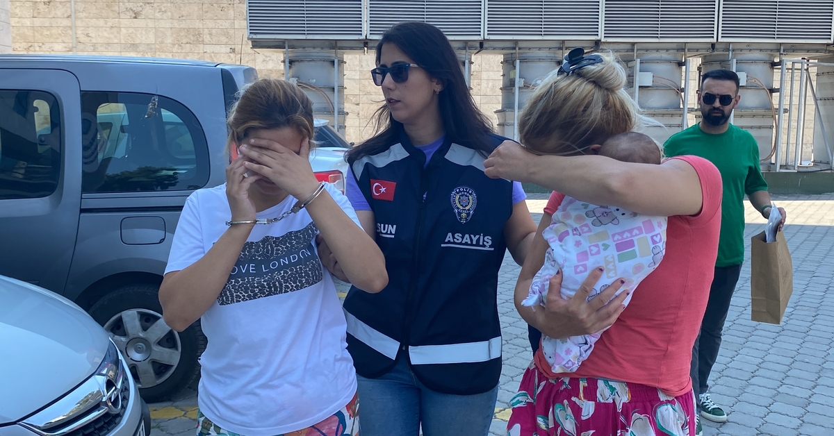 Hırsızlık yaptıkları evden çıkarken yakalandılar