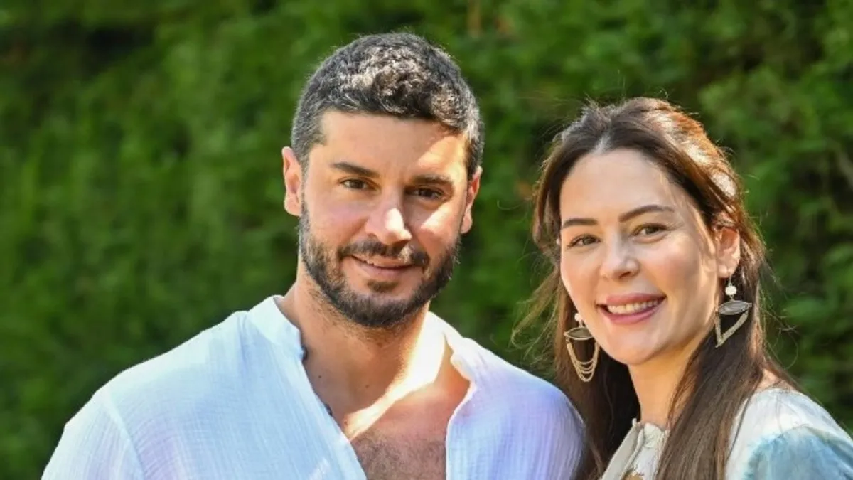 Yıldız Çağrı Atiksoy ve eşi Berk Oktay’tan tatilde aşk pozu! İşte Yıldız Çağrı Atiksoy ve Berk Oktay’ın o pozu!