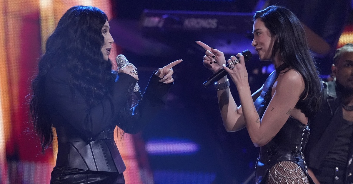 Cher ve Dua Lipa’nın sahnede sürpriz buluşması